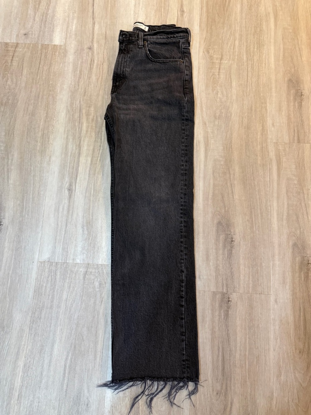 Abercrombie & Fitch 90’s relaxed high rise Jeans with Frayed Hem